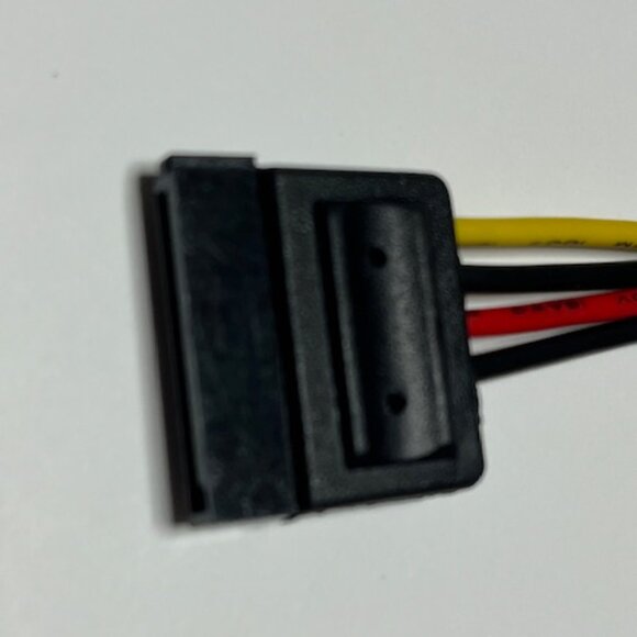 StarTech.com 6in 4 Pin Molex to SATA Power Cable Adapter - Picture 11 of 12